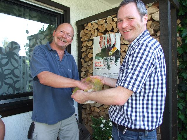 Ziehung der Gewinner, links Dr. Lothar Schmitz Links Dr. Lothar Schmitz