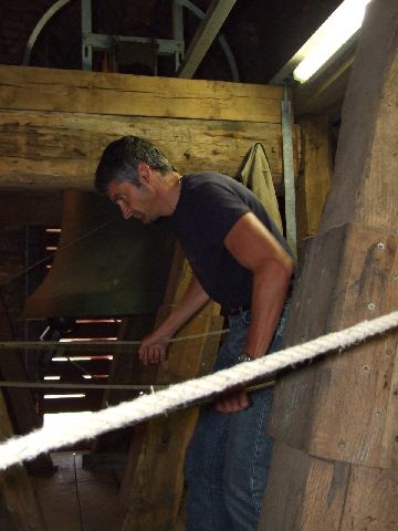 Rainer Iven beim Beiern im Glockenturm von St. Andreas