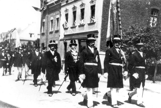Fahnengruppe mit König Heinrich Bergheim im Jahr 1930