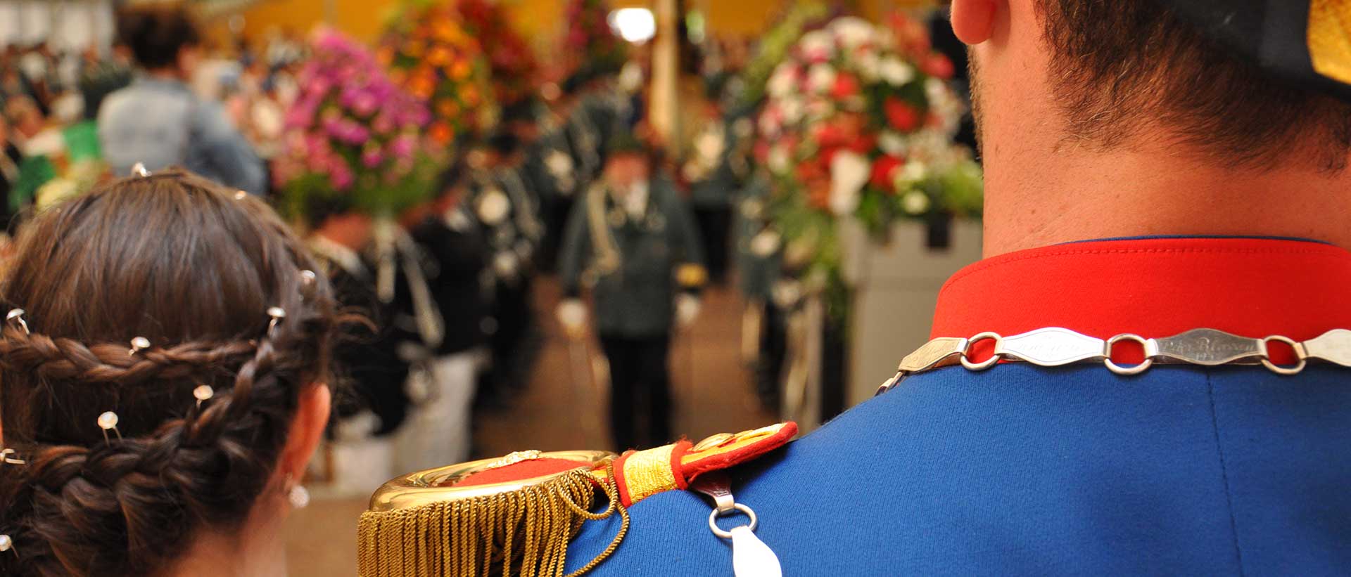 Blick über die Schulter eines Königs von der Bühne in das Festzelt