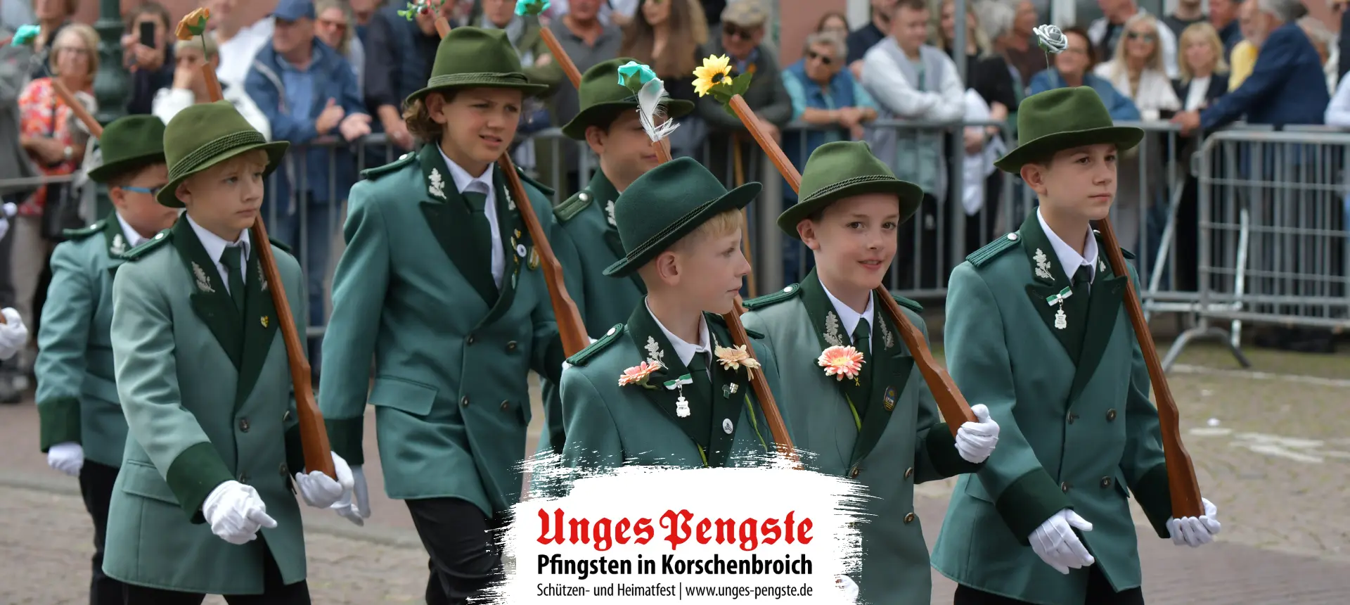 Kinder und Jugendliche in grünen Uniformen beim Festzug