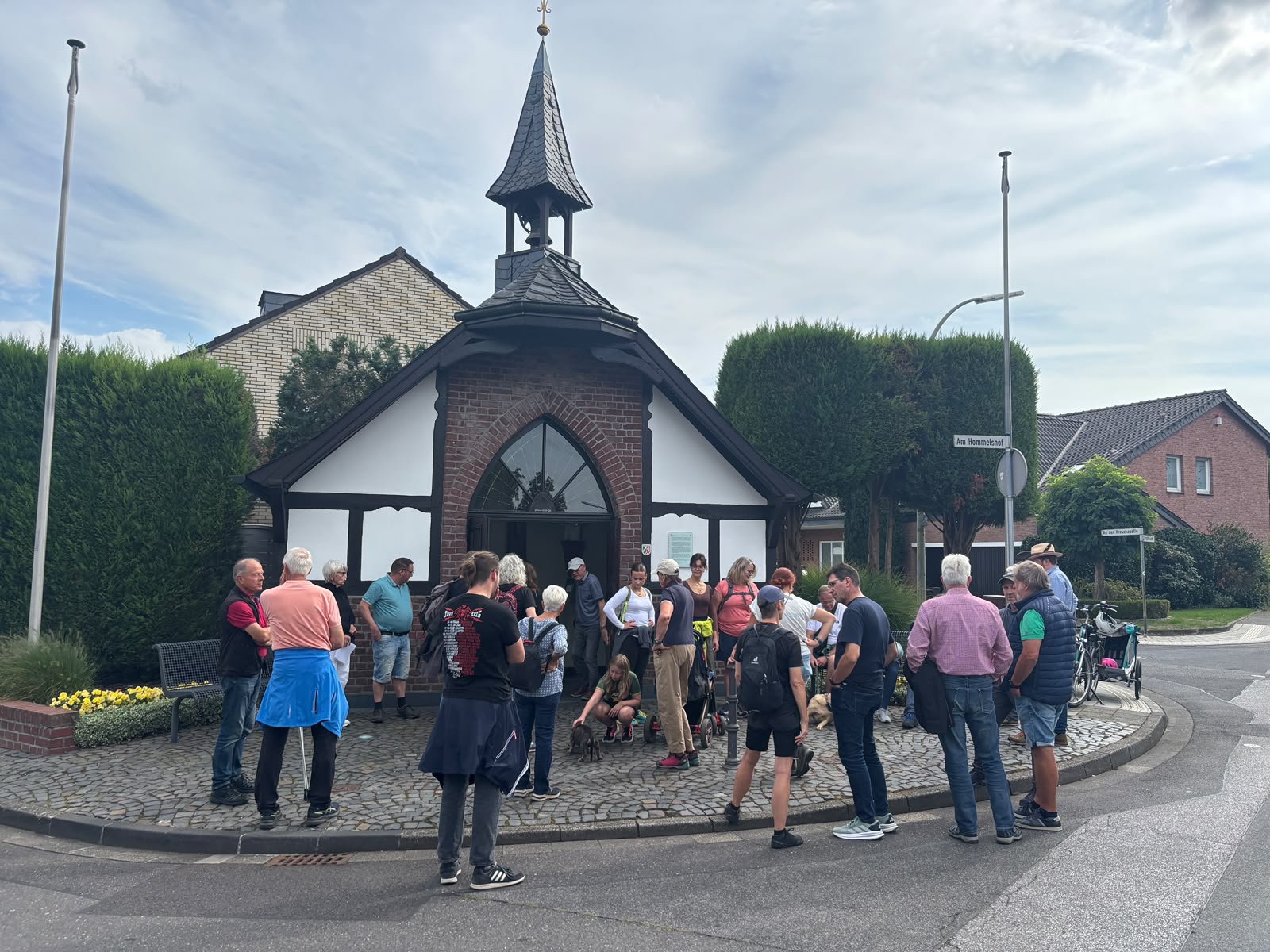 Die Wandergruppe vor der Kreuzkapelle in Korschenbroich