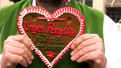 Lebkuchenherz mit dem Schriftzug Unges Pengste hält oss tesame