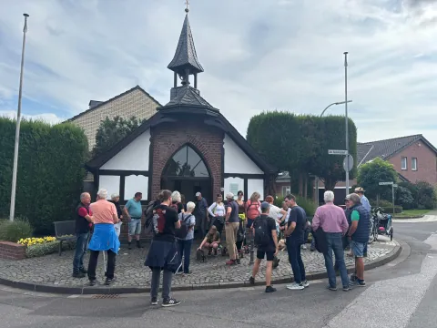 Die Wandergruppe vor der Kreuzkapelle in Korschenbroich