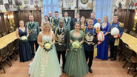 Gruppenfoto beider Königshäuser mit ihren Begleitungen beim Königsehrenabend 2025