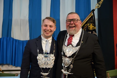Die neuen Könige Max Zuther und Karsten Siegers mit ihrem Königssilber beim Vogelschuss am 25. Oktober 2026