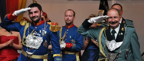 Zwei Könige in den Uniformen der Korschenbroicher Bruderschaften