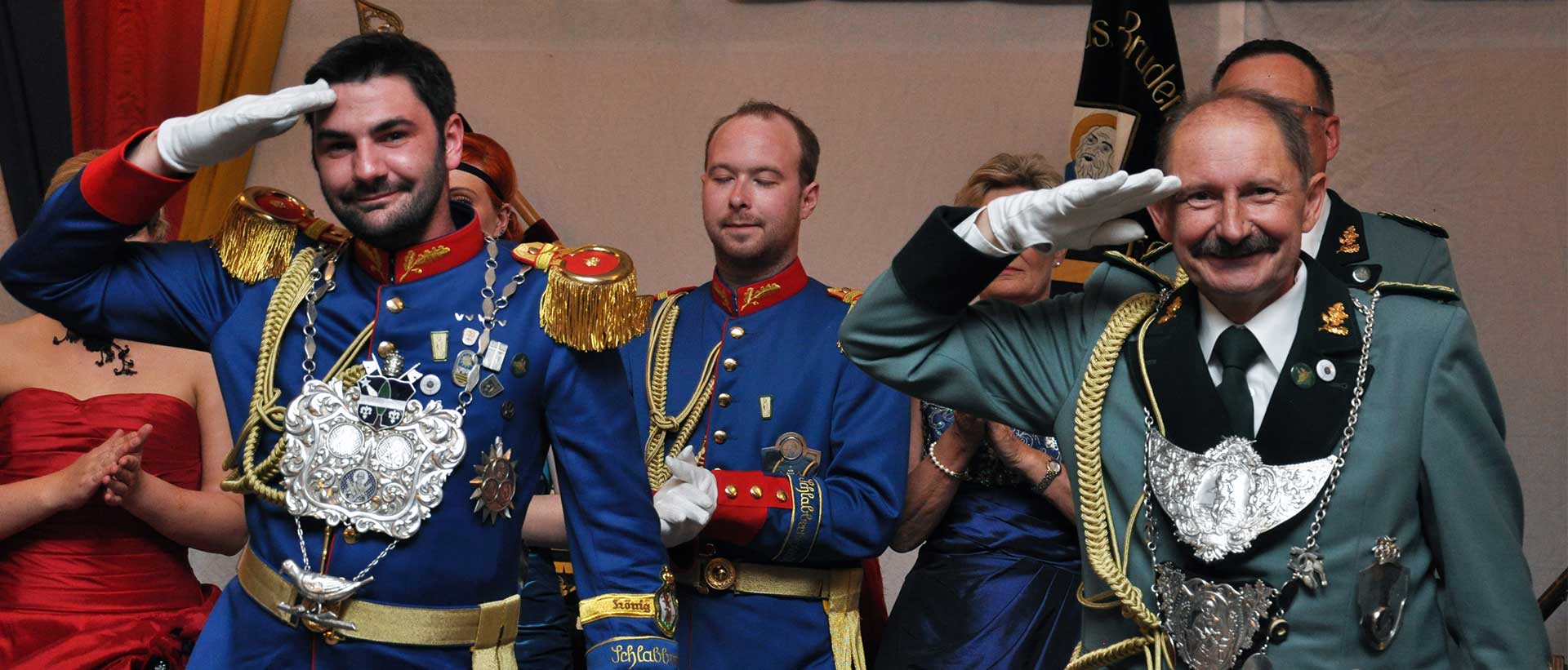 Zwei Könige in den Uniformen der Korschenbroicher Bruderschaften