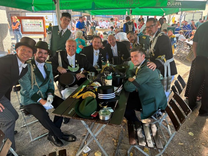 Stadtschützenfest Mönchengladbach: Korschenbroich war dabei 🎯 Gestern sind St. Katharina und St. Sebastianus im Festzug mit rund 2.500 Schützen und Musikanten durch die Innenstadt …