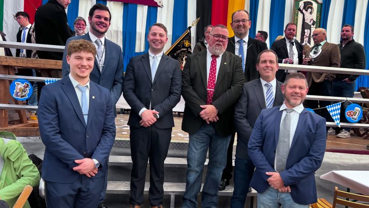 👑 Unsere neuen Könige stehen fest! Nach einem spannenden Vogelschuss dürfen sich die beiden Korschenbroicher Bruderschaften über ihre neuen Majestäten freuen! Max Zuther ist neuer …