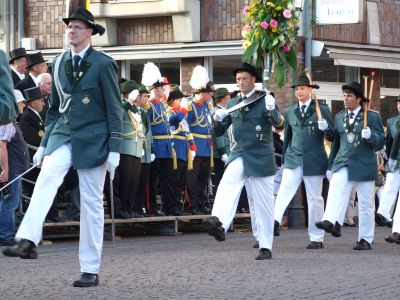 In Parade marschieren die Schützen in Korschenbroich