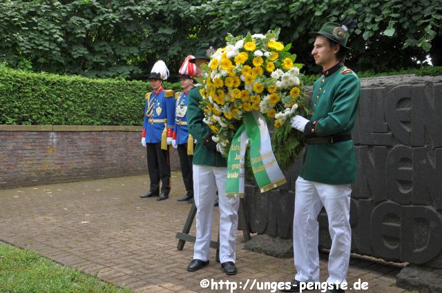 Kranzniederlegung am Ehrenfriedhof